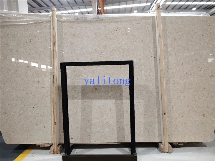 Muntatge de lloses i rajoles de marbre beix