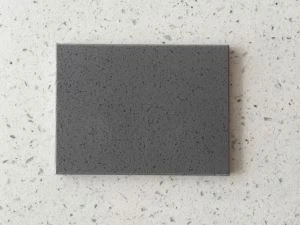 Comptadors de cuina de quars grisos, tapes de vanitat i rajoles