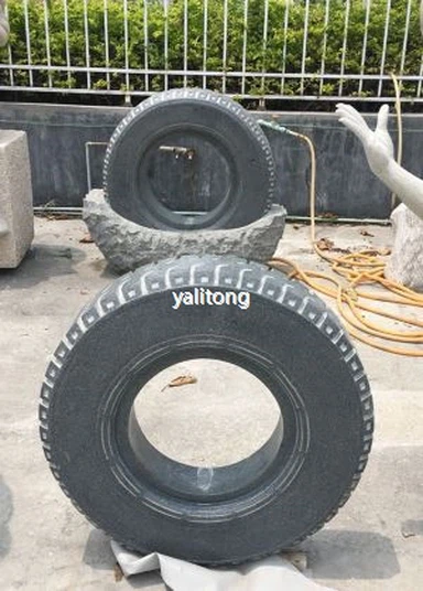 Escultura de pedra gris fosc