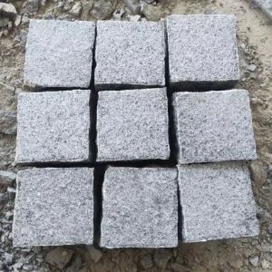 Cobrits de granit gris fosc