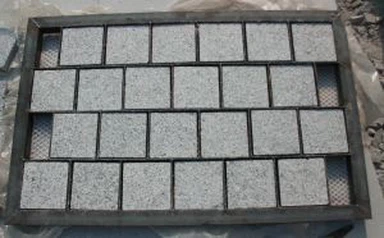Disseny empedrat de granit gris plata