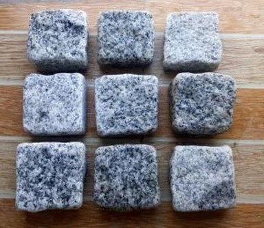 Blocs de paviment de pedra cúbica de granit tombat