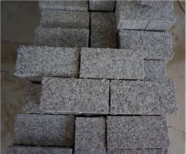 Calçada de llambordes de granit rosa clar