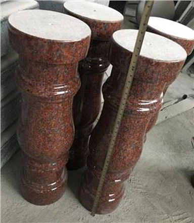 Conjunt de barana de granit vermell