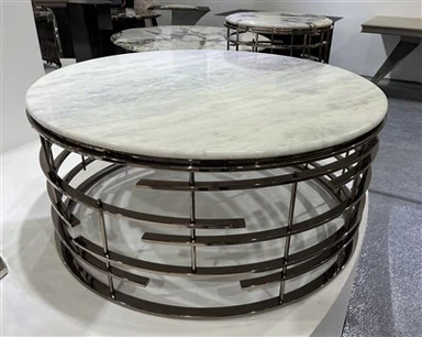 Mobles metàl·lics amb tapes de pedra